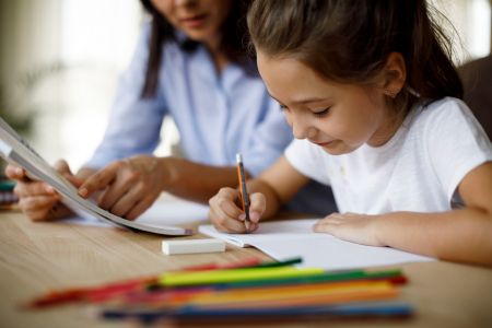 Ohne Schule lernen - wie Eltern ihre Kinder dabei begleiten können (Foto: © iStock.com - damicudic)
